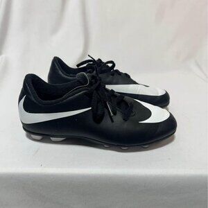 NIKE bravado firm ground soccer cleats. Kids size 1 youth. New condition. Worn o